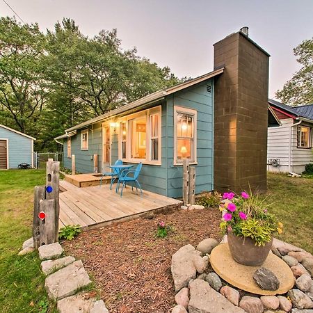 East Tawas Cabin With Deck, Backyard And Fire Pit! Екстериор снимка