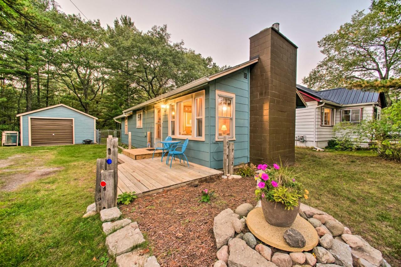 East Tawas Cabin With Deck, Backyard And Fire Pit! Екстериор снимка