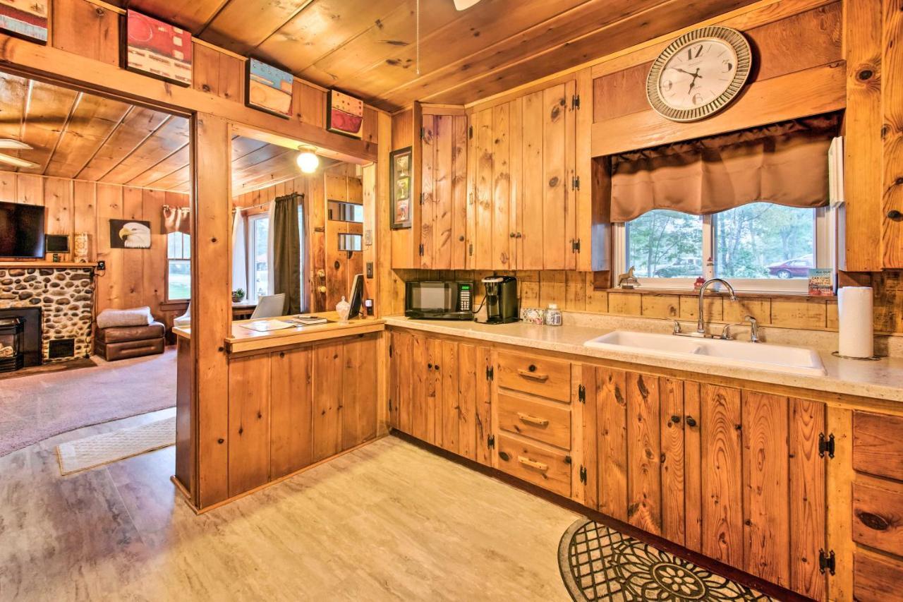 East Tawas Cabin With Deck, Backyard And Fire Pit! Екстериор снимка