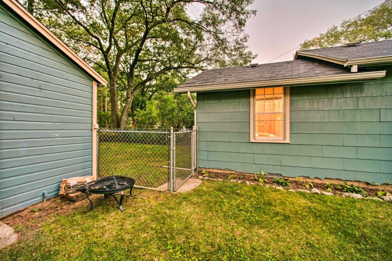 East Tawas Cabin With Deck, Backyard And Fire Pit! Екстериор снимка