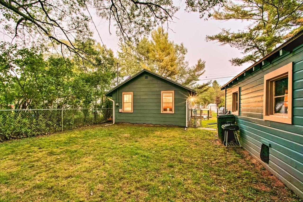 East Tawas Cabin With Deck, Backyard And Fire Pit! Екстериор снимка