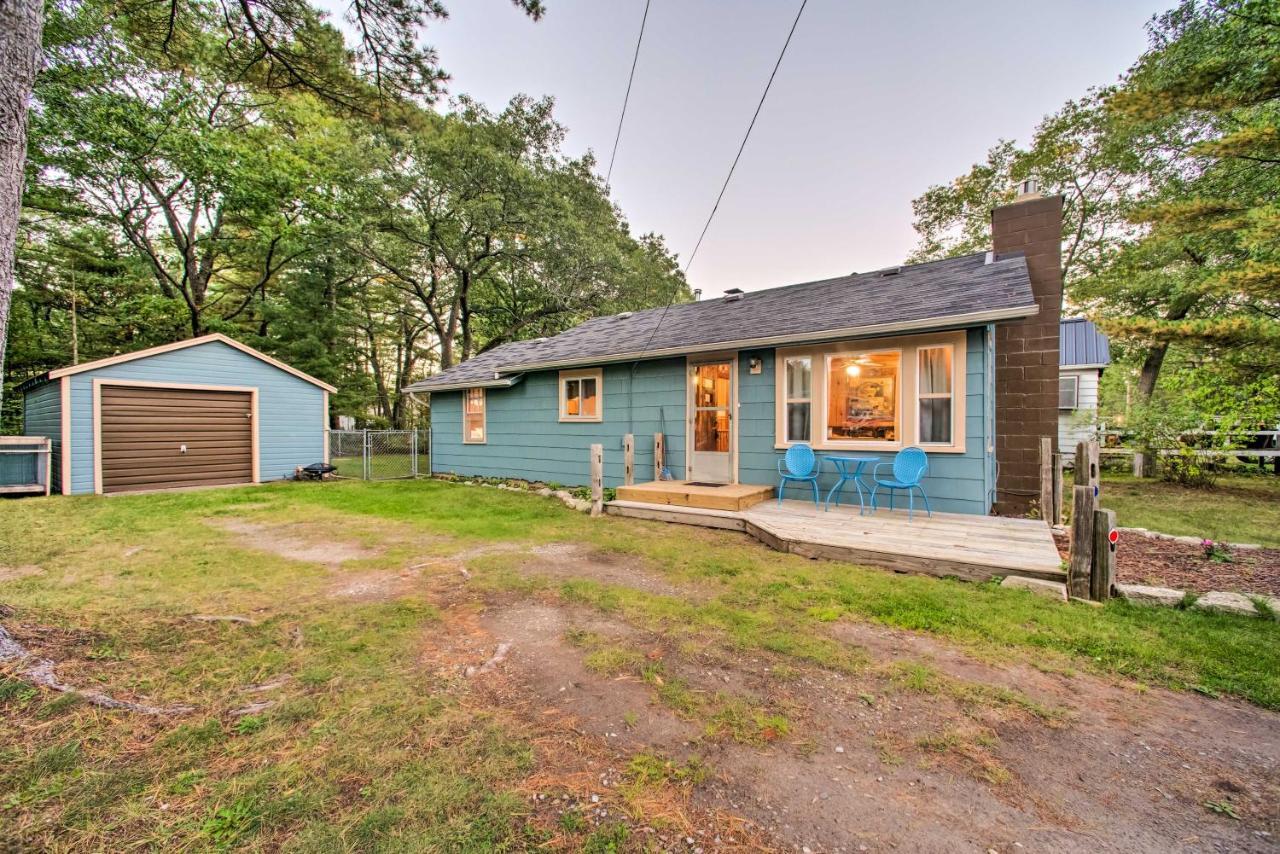 East Tawas Cabin With Deck, Backyard And Fire Pit! Екстериор снимка