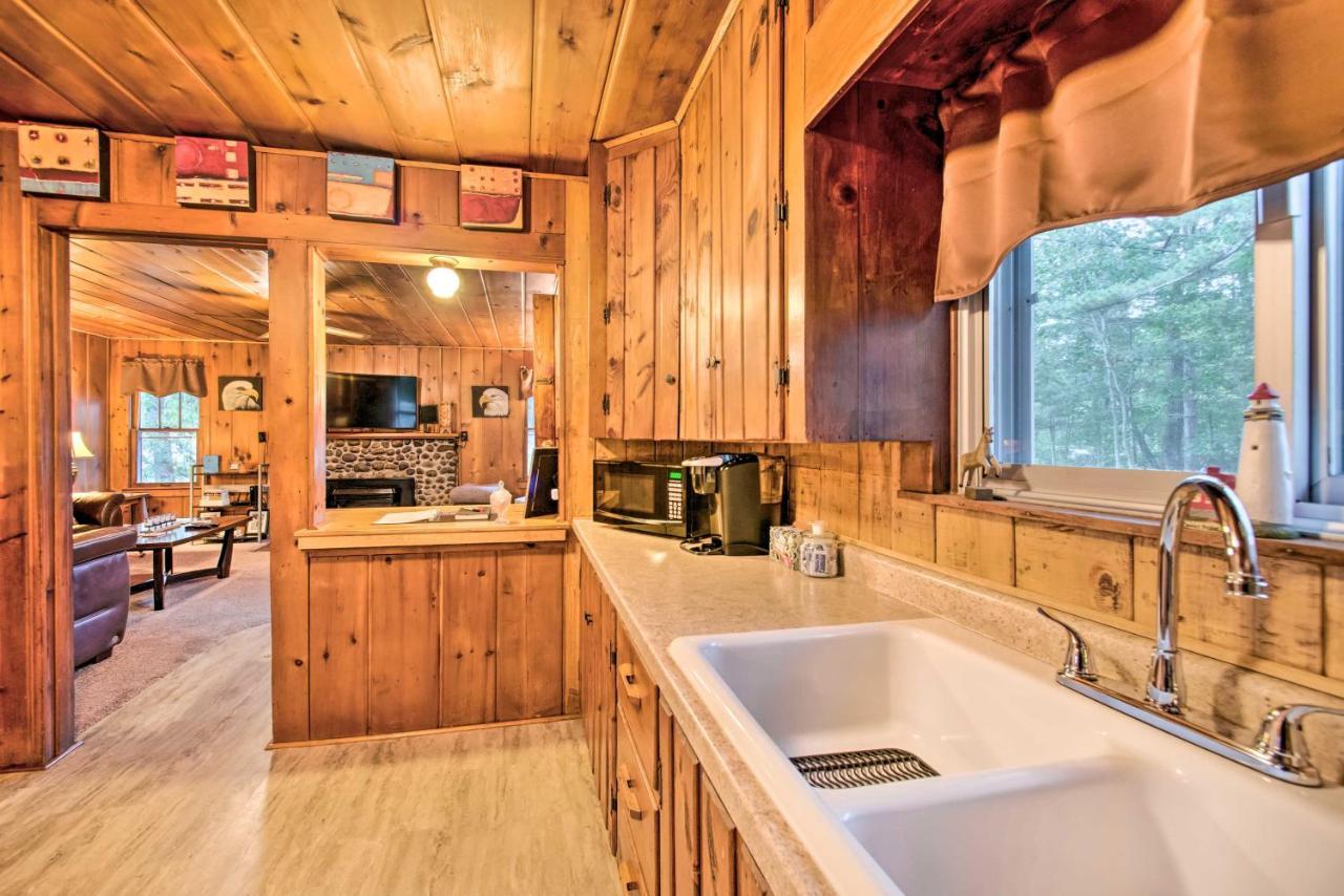 East Tawas Cabin With Deck, Backyard And Fire Pit! Екстериор снимка