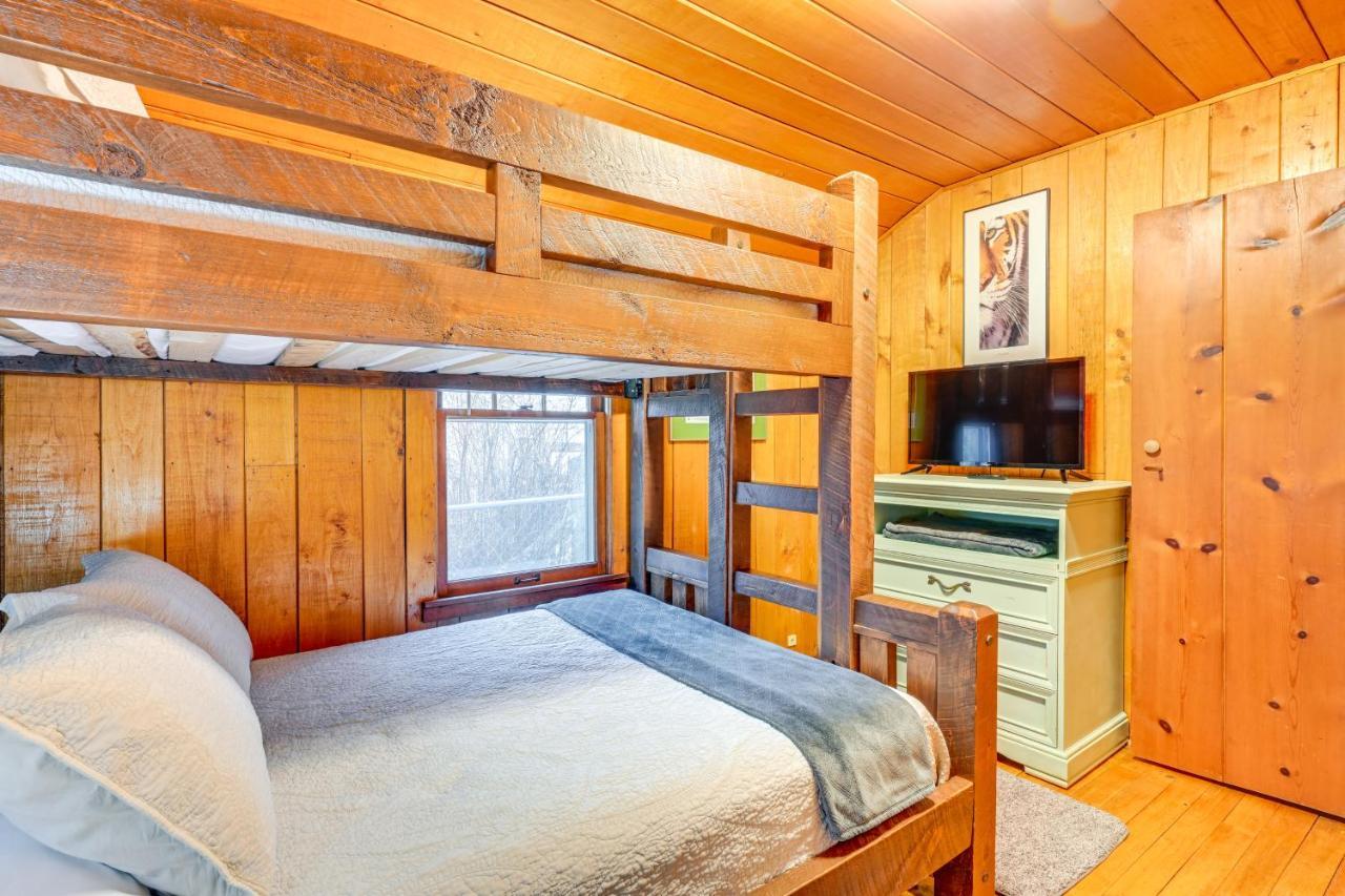East Tawas Cabin With Deck, Backyard And Fire Pit! Екстериор снимка
